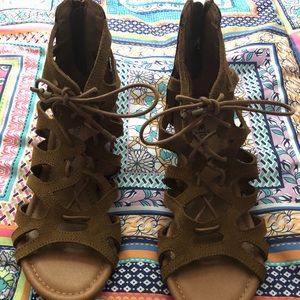 Brand New Minnetonka Sandals size 8 M Never used
